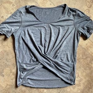 Lululemon. Size 4 gray cropped tee